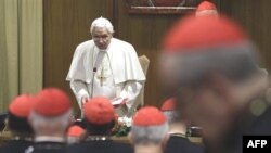 Giáo hoàng Benedict XVI gửi thông điệp của mình đến các hồng y tại Vatican, 19/11/2010