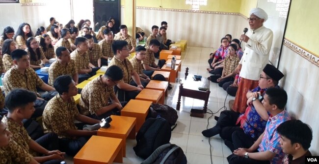 Para siswa-siswi SMA Katolik St. Hendrikus berdialog dengan KH Abd Tawwab pengasuh Ponpes Darus Sa’adah Nginden (foto Petrus Riski-VOA).