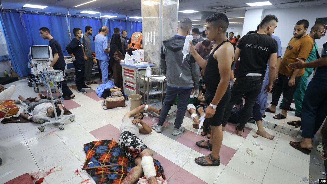 Những người Palestine bị thương được điều trị tại bệnh viện Al-Shifa ở Thành phố Gaza, ngày 7/11/2023.