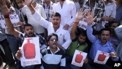 Activists of People’s Democratic Party shout slogans during a protest in Jammu, India, September 19, 2012. 