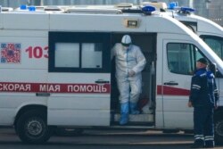 Seorang pekerja medis keluar dari ambulans di sebuah rumah sakit di Kommunarka, luar Moskow, Rusia, 1 November 2021. (Foto: AP)