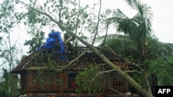 အိန္ဒိယနိုင်ငံ အနောက်ဘင်္ဂလားပြည်နယ် Khejuri ဒေသမှာ Amphan မုန်တိုင်းကြောင့် ပျက်စီးသွားတဲ့ အိမ်တလုံး (မေ ၂၁၊ ၂၀၂၀)