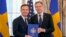 Menlu AS Antony Blinken, kanan, berfoto bersama PM Swedia Ulf Kristersson memegang dokumen Aksesi Swedia ke dalam NATO di kantor Departemen Luar Negeri AS, Kamis, 7 Maret 2024, di Washington, DC. (Foto: AP/Jess Rapfogel)