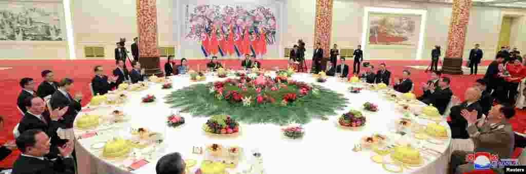 朝鲜中央通讯社通过路透社在2019年1月10日发布的照片显示中国领导人习近平和朝鲜领导人金正恩在北京的宴会上。