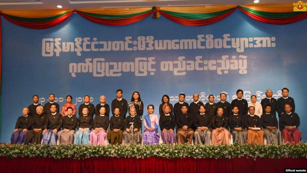 ျမန္မာႏုိင္ငံ သတင္းမီဒီယာေကာင္စီဝင္မ်ားအား ဂုဏ္ျပဳညစာစားပြဲျဖင့္ တည္ခင္းဧည့္ခံျခင္း။ (ဓာတ္ပံု-ႏိုင္ငံေတာ္အတုိင္ပင္ခံ႐ံုးဝန္ႀကီးဌာန)