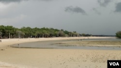 Kondisi salah satu pantai di Bali. (VOA/Muliarta)