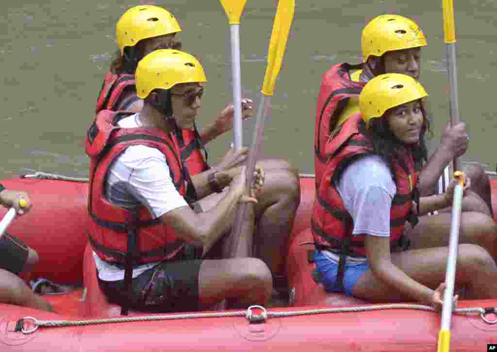 Barack Obama, à gauche, sa femme Michelle, à l&#39;arrière gauche, et sa fille Sasha, à droite, pagaient, lors des vacances, sur la rivière Ayung à Badung, sur l&#39;île de Bali, Indonésie, 26 juin 2017.