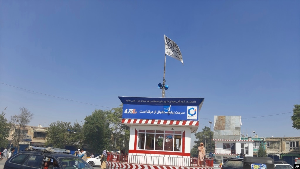 阿富汗东北部城市昆都士的主要广场升起了塔利班的旗帜（2021年8月8日）(photo:VOA)