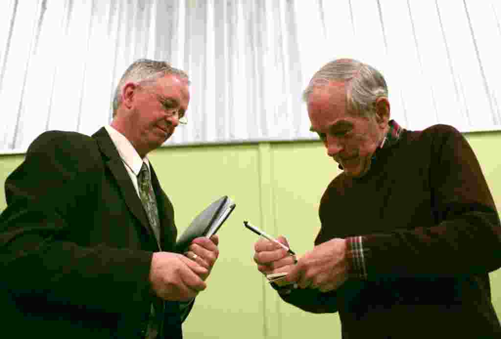 Ron Paul memberi tanda tangan setelah rapat umum di Sandpoint, Idaho, 5 Maret 2012 (AP).