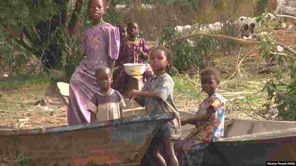 Des enfants jouent au bord de l&#39;eau dans le village de Tagal, Tchad, le 24 avril 2017 (VOA/Nicolas Pinault)