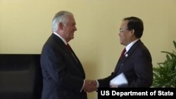 အမေရိကန်နိုင်ငံခြားရေးဝန်ကြီး Rex Tillerson နဲ့ မြန်မာ ဒုတိယနိုင်ငံခြားရေးဝန်ကြီး ဦးကျော်တင်တို့ ဖိလစ်ပိုင်နိုင်ငံ မနီလာမြို့မှာ တွေ့ဆုံစဉ် (သြဂုတ်လ ၆ ရက် ၂၀၁၇ ခုနှစ်)
