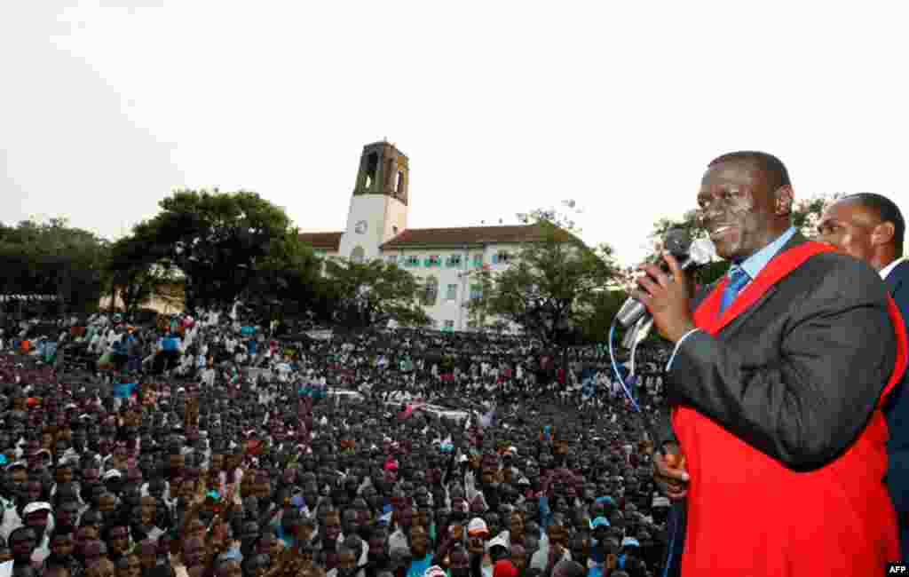 Uganda's main opposition party (IPC) presidential candidate Kizza Besigye addresses his supporters during his campaign rally at Makerere University Freedom Square in the capital Kampala. (Reuters/Thomas Mukoya)