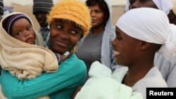 FILE - Banengi abantu abangela ncwadi zokuzalwa lezithupha eBrunapeg esabelweni seMatabeleland South. Abantu laba balakho ukuthi kabasoze bavote kukhetho oluzayo.