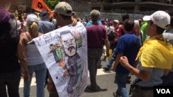 Manifestantes opositores a Maduro, caricaturizaron al presidente de Venezuela en protesta por el manejo que le está dando al país. 1 de abril de 2017. Foto: Álvaro Algarra / VOA.