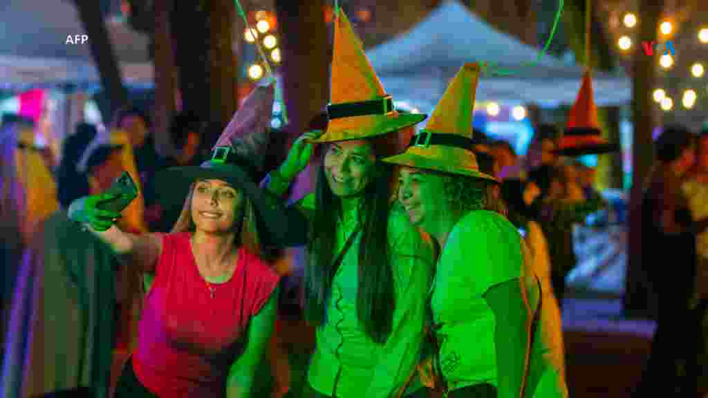 Tres mujeres posan para una fotografía durante el Festival de la Calabaza en el Parque Fundidora antes de la celebración de Halloween en México.