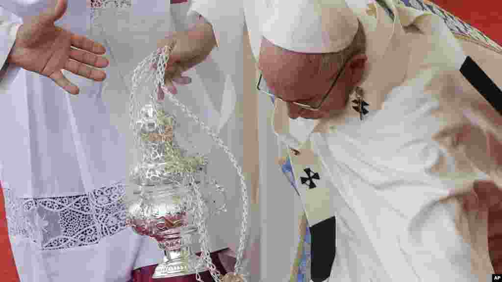 Le pape François est aidé à se révéler après une chute sur l&#39;autel lors d&rsquo;une messe en Czestochowa, en Pologne, 28 juillet 2016.&nbsp;