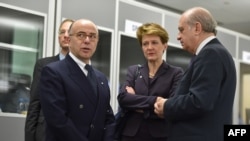 Bộ trưởng Nội vụ Pháp Bernard Cazeneuve (trái), Tổng thống Thụy Sĩ Simonetta Sommaruga và Bộ trưởng Nội vụ Tây Ban Nga Jorge Fernandez Diaz dự cuộc họp của EU ở Riga, 29/1/15