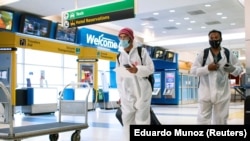 Para penumpang dari London tiba di Bandara Internasional JFK di New York, di tengah pembatasan baru untuk mencegah virus corona (COVID-19), 21 Desember 2020. (Foto: Eduardo Munoz/Reuters)