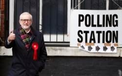 Pemimpin Oposisi Partai Buruh Inggris, Jeremy Corbyn, di depan TPS di Islington, London, Inggris, seusai memberikan suaranya, Kamis, 12 Desember 2019.