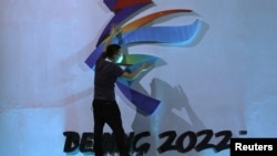一名男子在调整北京冬奥会的标识。（2021年9月17日）