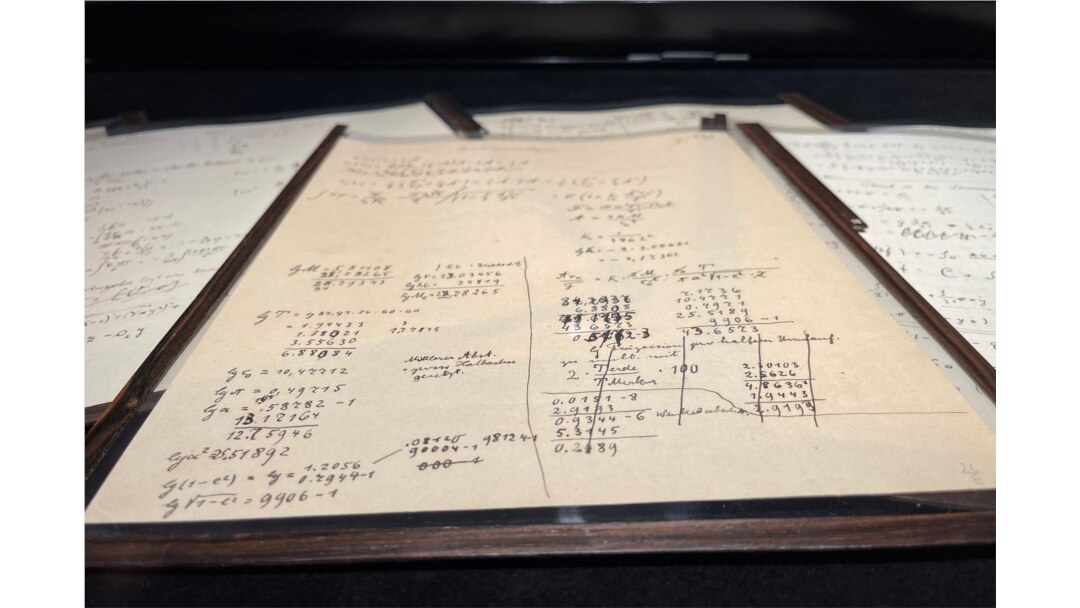 Una foto del manuscrito Einstein-Besso expuesto en París.