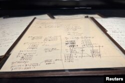 Una foto del manuscrito Einstein-Besso expuesto en París.