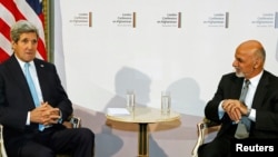 دیدار دوجانبه اشرف غنی رئیس جمهوری افغانستان (راست) و جان کری وزیر خارجه ایالات متحده در حاشیه کنفرانس لندن - ۱۳ آذر ۱۳۹۳ 