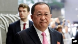 Міністр закордонних справ Північної Кореї Рі Йон Хо, веде переговори у Стокгольмі
