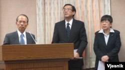 台湾外交部次长侯清山(左一)5月9号在立法院接受质询(VOA 美国之音张永泰拍摄)