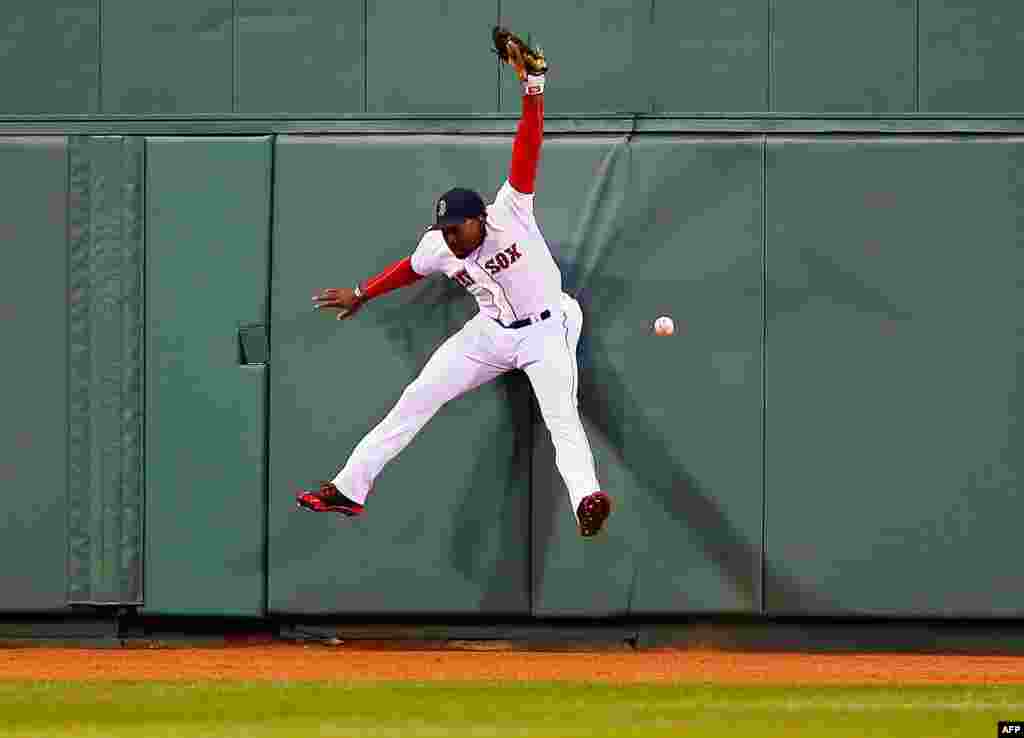 Jackie Bradley, Jr. #25 of the Boston Red Sox jumps up for a fly ball at the center field wall but comes up missing it against the New York Yankees during the game at Fenway Park&nbsp; in Boston, Massachusetts, April 22, 2014.