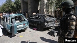 Một thành viên lực lượng an ninh Afghanistan tại hiện trường sau một vụ nổ bom ở tỉnh Herat, ngày 15/8/2012. 