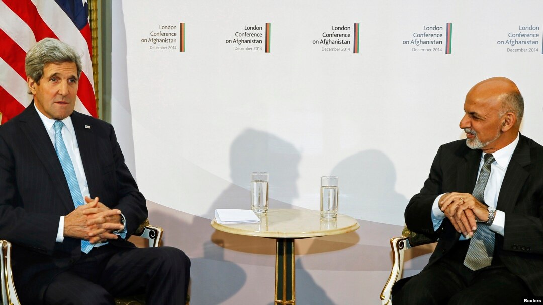 Afghanistan's President Ashraf Ghani (R) listens as U.S. Secretary of State John Kerry speaks during a bilateral meeting at the London Conference on Afghanistan, in London, Dec. 4, 2014.