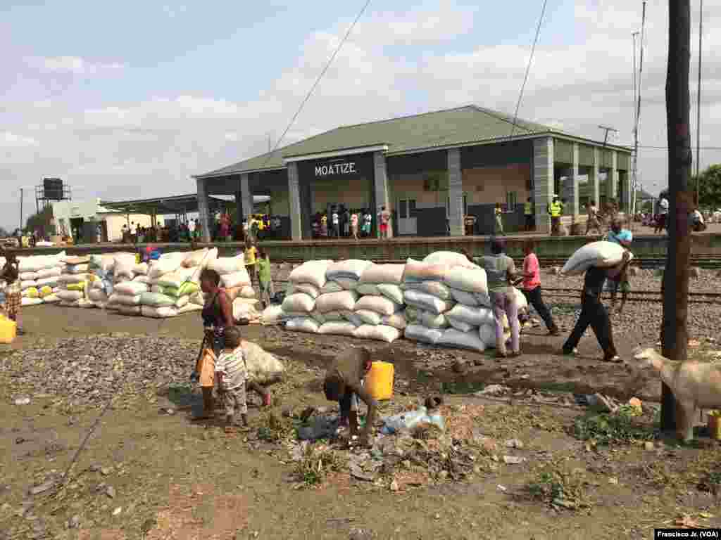 Um menino apanha garrafas de plástico vazias na estação dos Caminhos de Ferro de Moçambique em Moatize