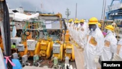 Inspectores examinan el sitio donde se construyó la barrera en la planta de Fukushima que está dejando escapar agua radiactiva.