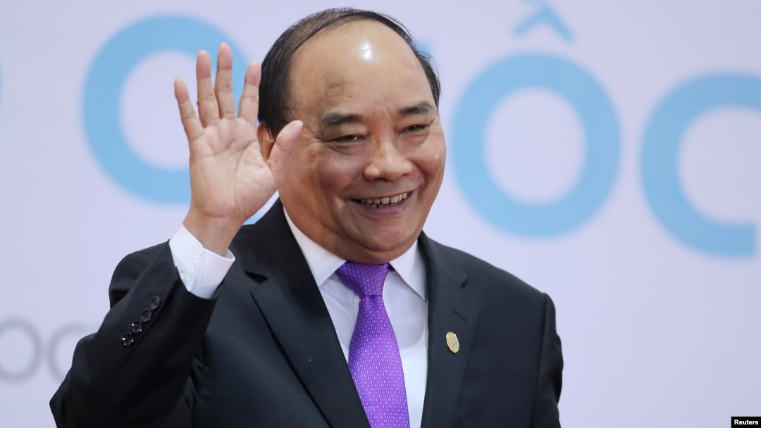 Ông Phúc vẫy tay chào sau khi tham dự một cuộc họp báo về Hội nghị thượng đỉnh các nước Campuchia, Lào, Myanmar, Việt Nam lần thứ 8 ở Hà Nội hôm 26/10.
