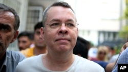 Pendeta AS, Andrew Brunson (50 tahun) yang kini dikenai tahanan rumah di Izmir, Turki. 