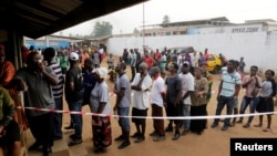 12月26日星期二，利比里亞人參加總統選舉決選投票。