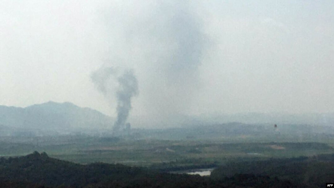 Snimak eskplozije u industrijskom kompleksu Kaesong u Severnoj Koreji gde je uništena Kancelarija za vezu dve Koreje (Foto: STR / YONHAP / AFP) 