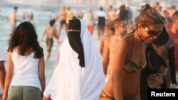 Một người phụ nữ mặc niqab trên 1 bãi biển ở thành phố Alexandria vùng Địa Trung Hải, 7/8/2009