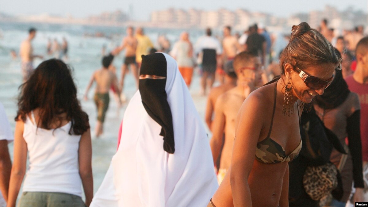 Booze, Bikinis are in Egypt, Says Tourism Minister