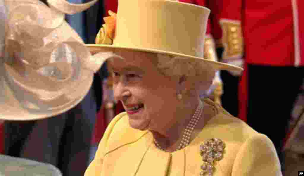 Британската кралица Елизабета II пристига на венчавката. (AP Photo/APTN)