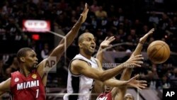 Toni Parker oo u ciyaara San Antonio Spurs oo dhex jibaaxaya ciyaartoyda Miami Heat oo difaacaya kolaygooda.