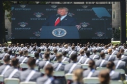 지난 13일 미 육군사관학교 졸업식에서 도널드 트럼프 대통령의 연설을 졸업생들이 듣고 있다.
