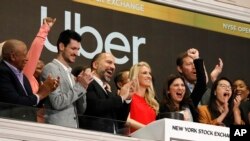 Giám đốc điều hành của Uber, Dara Khosrowshahi (thứ 3 từ trái), tại lễ rung chuông mở màn ở thị trường chứng khoán New York hôm 10/5.