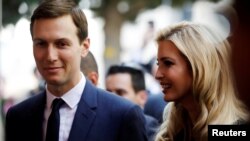 2 konseye wo-plase nan La Mezon Blanch, Jared Kushner ak Ivanka Trump, nan yon resepsyon ki te dewoule nan Ministè Afè Etranjè Peyi Izrayèl nan Jerizalèm anvan seremoni inogirasyon anbasad tou nèf la. (Jerizalèm 13 me 2018 - Foto REUTERS)