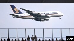 Sebuah pesawat Singapore Airlines terbang melintasi Frankfurt Arena selama pertandingan sepak bola Grup E UEFA Euro 2024 antara Belgia dan Slovakia, di Frankfurt am Main, 17 Juni 2024. (Kirill KUDRYAVTSEV / AFP)