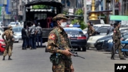 ရန်ကုန်မြို့က လမ်းမတခုမှာ စောင့်ကြပ်နေတဲ့ လုံခြုံရေးတပ်ဖွဲ့ဝင်များ။ (မေ ၇၊ ၂၀၂၁)