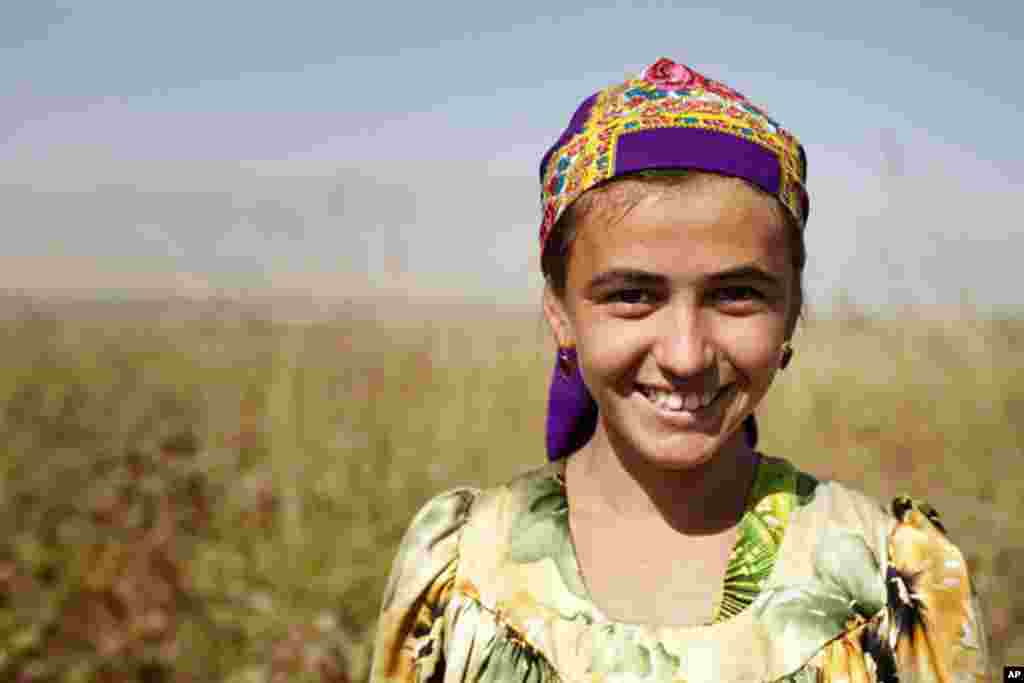 A young cotton picker smiles. (VOA - Y. Weeks)
