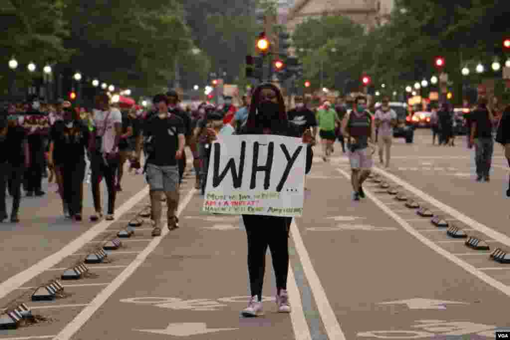 Demonstrators protested against Monday&#39;s killing of African-American man George Floyd in Minneapolis by a white police officer, in Washington, D.C. on May 29, 2020. (VOA Photo)&nbsp;