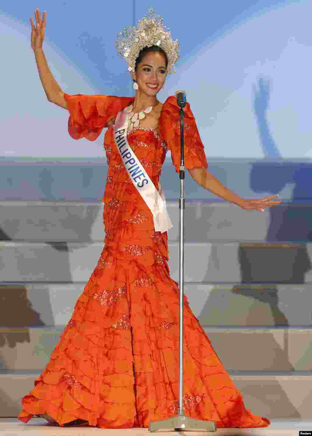 مس انٹرنیشنل بیوٹی کا مقابلہ جیتنے کے بعد&nbsp; فلپائن کی بیا روز سانتیاگو کا تاج پہنے ہوئے ایک انداز۔ 